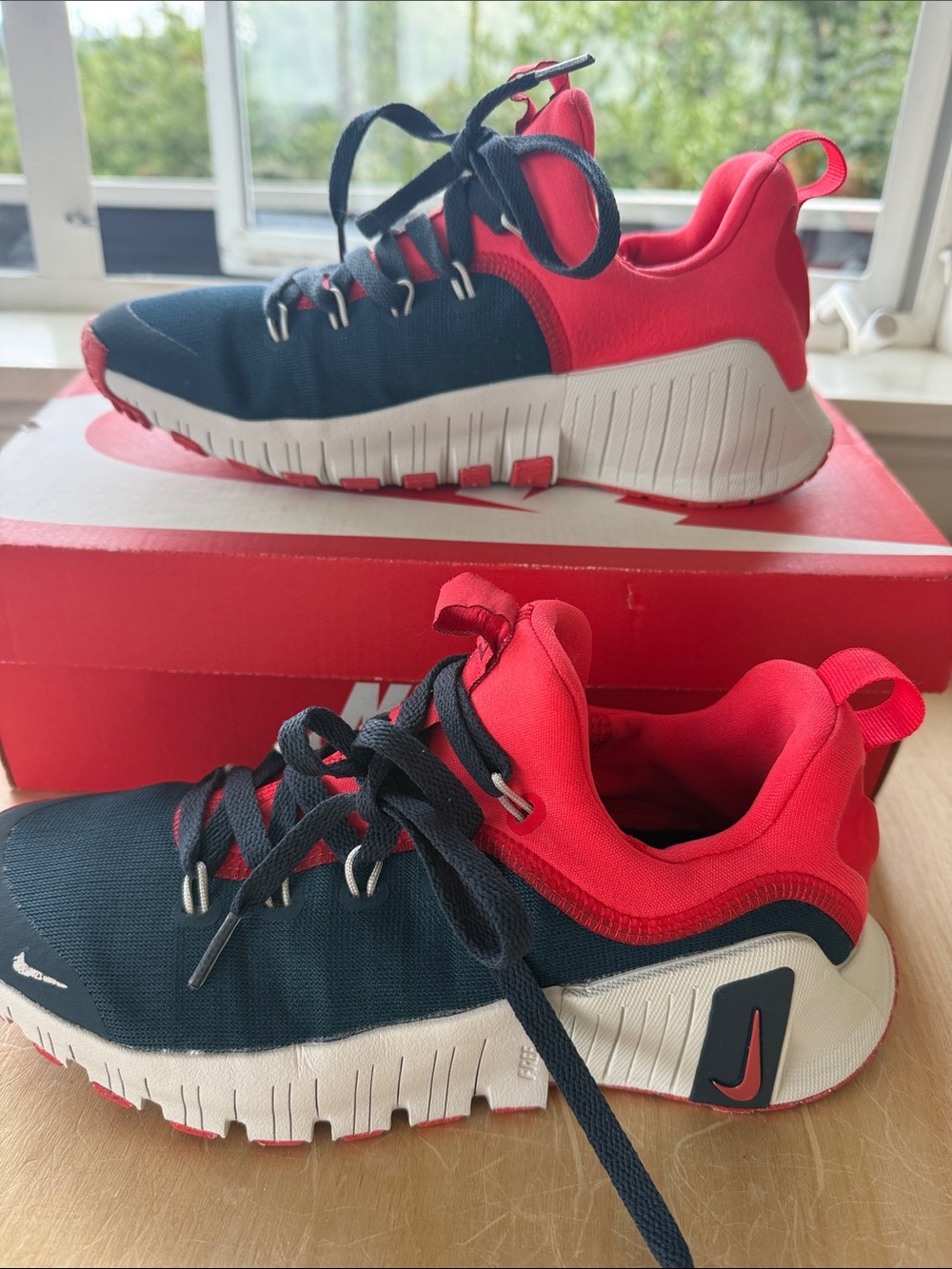 Nike Free ON Women’s Navy & Red Lightweight Athletic Sneakers